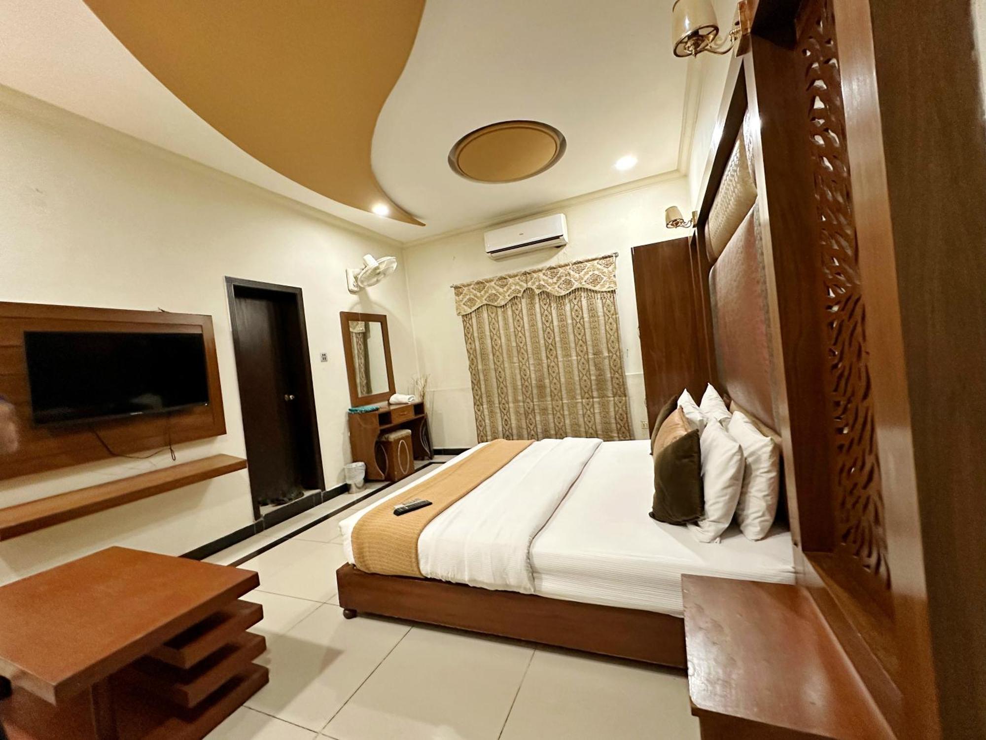 The Grand Hotel Multan Eksteriør billede